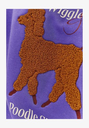 Fialová textilie s texturovaným designem hnědého pudla s nadýchanými smyčkami. Obsahuje vyšívaný text pod tvarem pudla.