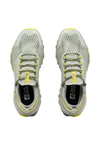 Baskets de sport gris clair avec une tige en mesh respirant, des accents jaunes, des semelles texturées et des lacets réfléchissants pour une meilleure visibilité.