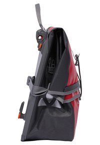 Borsa impermeabile grigia e rossa con finitura strutturata, tracolla regolabile e chiusura sicura. La vista laterale mostra la forma compatta e strutturata.
