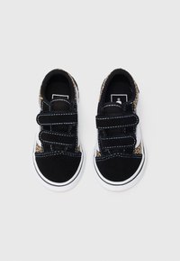 Ein Paar schwarz-weiße Kleinkindersneaker mit Leopardenmuster an den Seiten und zwei schwarzen Klettverschlüssen auf weißem Hintergrund.