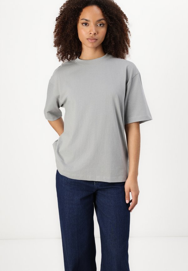 ARALE - Print T-shirt - sharkskin2