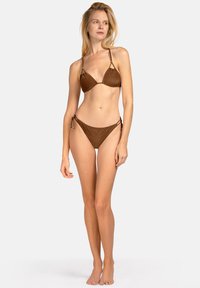 Brązowy bikini w kształcie trójkąta z regulowanymi ramiączkami, wykonane z teksturowanego materiału. Posiada majtki związywane po boku. Prosty design i jednolity kolor.
