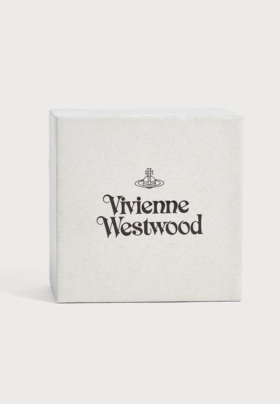 Λευκό υφασμάτινο κουτί με μαύρο λογότυπο Vivienne Westwood και σύμβολο σφαίρας στο κέντρο μπροστά, σε απλό φόντο.