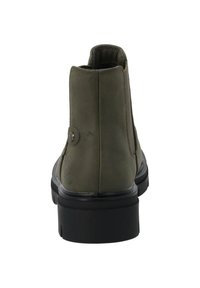 Botín de tobillo verde oliva con un exterior de cuero suave, detalle de botón en el costado y una suela de plataforma de goma negra.