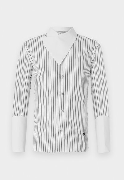Bílá košile s knoflíky a tenkými černými svislými pruhy, se širokým límcem a kontrastními bílými manžetami. Mírně přiléhavý střih.