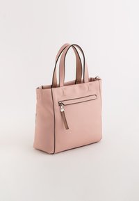 Bolso tote de piel rosa con asas dobles, un bolsillo exterior con cremallera y ribetes en negro contrastante. Textura suave y forma estructurada.