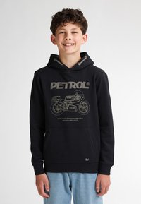 Felpa nera con cappuccio regolabile, decorata con una grafica di una moto e il testo "PETROL" in grigio. Tasca frontale e polsini a coste.