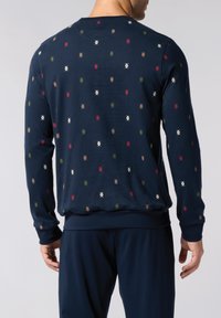 Maglione blu navy con scollatura rotonda e maniche lunghe, caratterizzato da un motivo a rombi multicolore. Tessuto morbido e testurizzato con polsini a coste.