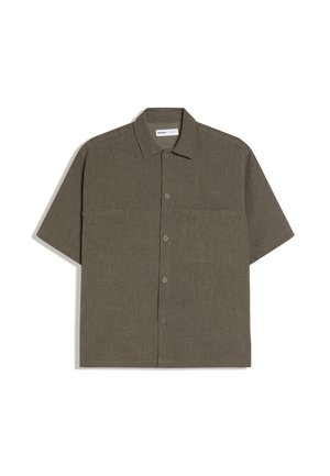 Camicia a maniche corte con colletto in verde oliva, realizzata in tessuto strutturato. Presenta una chiusura con bottoni sul davanti e due tasche sul petto.