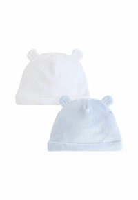 Deux bonnet en peluche doux pour bébé : l'un blanc, l'autre bleu clair, chacun ayant une forme arrondie et des accents d'oreilles d'ours en haut. Design à bord replié.