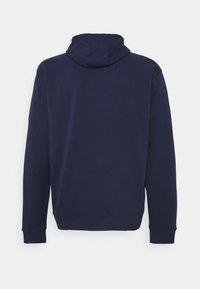 Felpa blu navy con una texture morbida, dotata di cappuccio con cordino e maniche lunghe, polsini elasticizzati e orlo dritto nella parte inferiore.