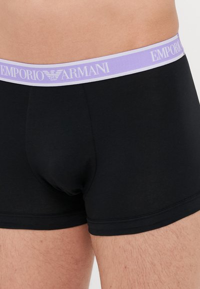 Boxers en coton noir avec une ceinture de marque light purple portant le texte "EMPORIO ARMANI". Texture lisse, design ajusté.