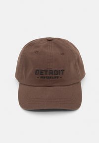 Căciulă de baseball din bumbac maro, cu inscripția "DETROIT" și "MOTORLIFE" brodată în negru. Vizieră curbată și curea ajustabilă în spate.