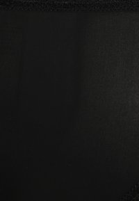 Μαύρα αόρατα εσώρουχα από λείο ύφασμα με λεπτή ραβδωτή υφή, που διαθέτουν λεπτοκαμωμέ�νη δαντέλα κατά μήκος της ζώνης.