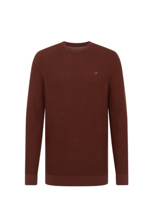 Tumši sarkans adīts džemperis ar apaļu kakla izgriezumu un garām piedurknēm. Tam ir rievotas piedurknes un apakšmalas, kā arī virspusēji zīmola simbols uz krūtīm.