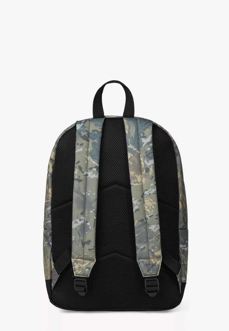 Zaino con motivo camouflage in tonalità di verde e grigio, con spallacci e imbottitura in rete nera, dotato di una maniglia superiore per il trasporto.