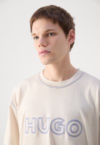 HUGO NITLOGO - Apdrukāts T-krekls - open white
