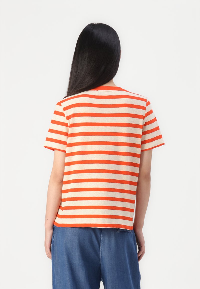 Gestreiftes kurzärmliges T-Shirt in Beige und Orange, mit Rundhalsausschnitt und geradem Schnitt. Weicher, leichter Stoff mit leichter Textur.