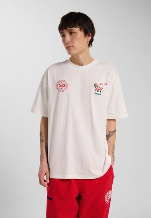 Hummel HUMMEL DBU 26 FAN LOOSE DYNAMITE TEE SS UNISEX - T-shirt print - white