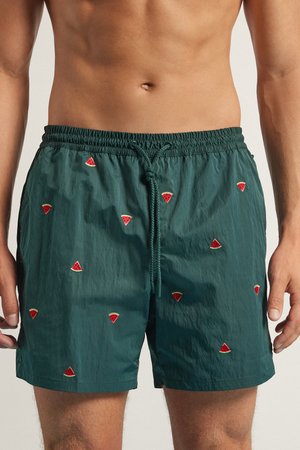 Groene zwemshorts van lichtgewicht stof, met rode borduursels van watermeloenplakken, een elastische tailleband met trekkoord en een relaxte pasvorm.