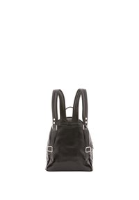 Zaino in pelle nera con spallacci regolabili doppi, texture liscia e dettagli in metallo argentato. Presenta una forma rettangolare e strutturata.