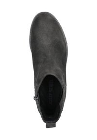 Czarne zamszowe botki za kostkę z okrągłym noskiem, bocznym zamkiem błyskawicznym i przeszywaniami. Wnętrze posiada miękką wyściółkę z nadrukowaną nazwą marki.