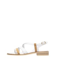 Sandali in pelle bianca con accenti dorati, caratterizzati da cinghie incrociate, tacco a blocco e una cinghia alla caviglia con fibbia. Texture liscia e design minimalista.