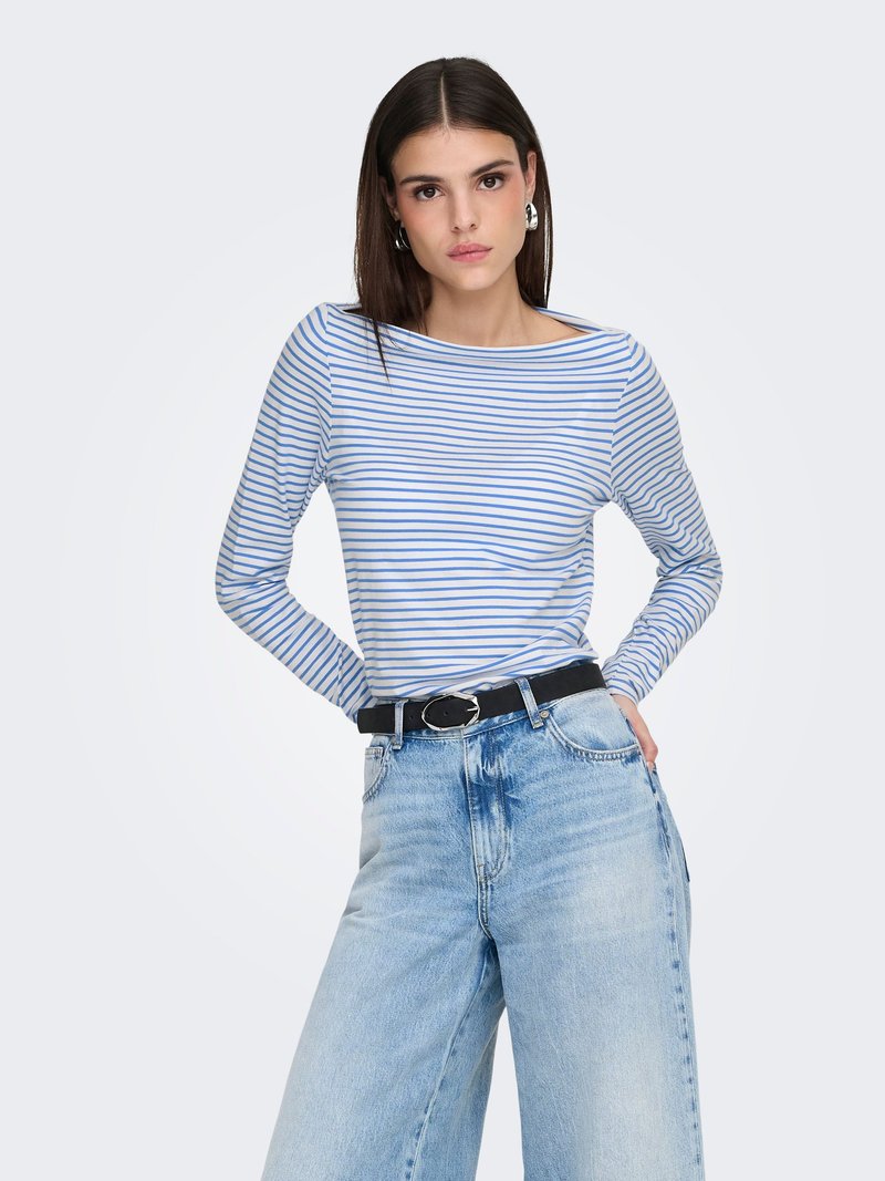 Langærmet, stribet skjorte i lyseblå og hvid med rund hals, kombineret med høj-taljede lyseblå jeans og et sort bælte.