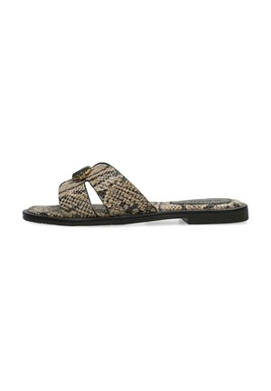 Sandalo slide con un motivo in pelle di serpente nero e beige, caratterizzato da due fasce larghe e un accento in metallo dorato. Design con suola piatta.