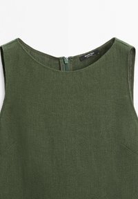 Ärmelloses, olivgrünes, strukturiertes Kleid mit rundem Ausschnitt und Reißverschluss auf der Rückseite.