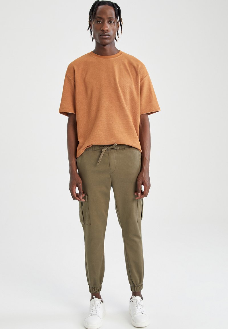 Herren Trainingsanzüge | DeFacto FIT Jogginghose khaki - WE38450 Herren Trainingsanzüge | DeFacto FIT Jogginghose khaki - WE38450