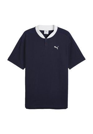 Marineblå Puma t-shirt med korte ærmer, hvid krave og lille Puma-logo på venstre bryst, knappet ved halsen.