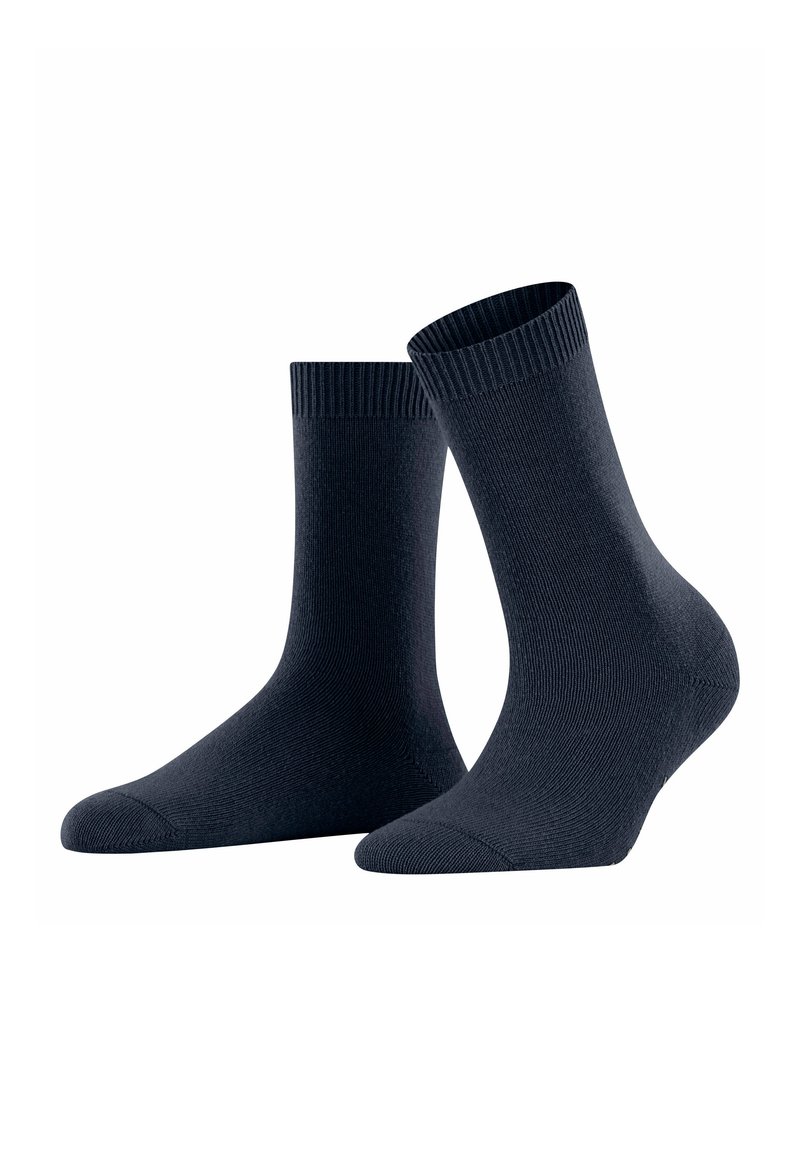 Un paio di calzini a collo alto di un semplice blu navy con polsini a costine, mostrati su un leggero angolo su sfondo bianco.