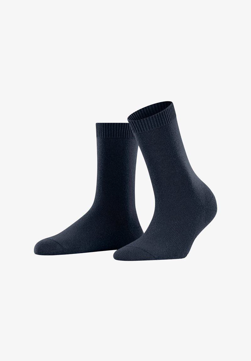 Un paio di calzini a collo alto di un semplice blu navy con polsini a costine, mostrati su un leggero angolo su sfondo bianco.