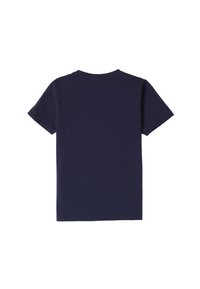 Camiseta de manga corta azul marino con cuello redondo, de textura lisa y forma ligeramente ajustada. Sin patrones visibles ni detalles de hardware.