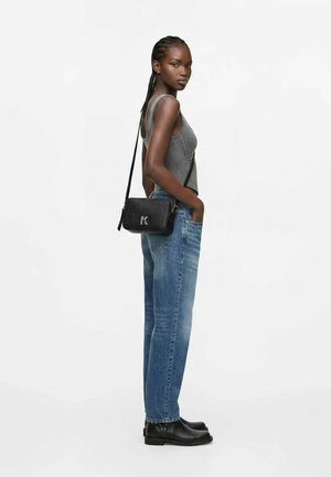 Karl Lagerfeld Jeans, KARL LAGERFELD JEANS CROSSBODY K LOGO CAMERA - Taška cez plece - black