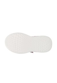Semelle blanche texturée d'une chaussure avec un motif en nid d'abeille, vue du dessous sur un fond blanc uni.