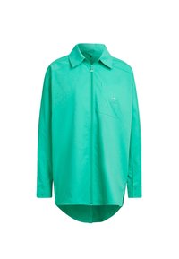 Camisa de manga larga color verde azulado con cuello, cremallera frontal, bolsillo en el pecho con el logo de Adidas y dobladillo redondeado más largo en la parte trasera.