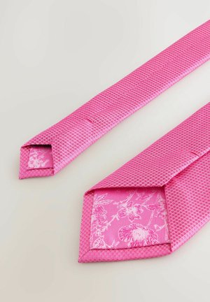 Corbata rosa con una tela texturizada de patrón de diamante. Cada extremo presenta un forro con un diseño floral en tonos más claros de rosa.