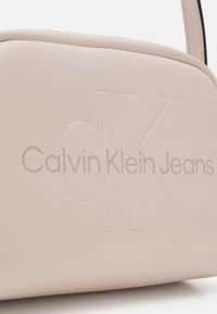 Calvin Klein Jeans SCULPTED CAMERA BAG MONO - Borsa a tracolla - gray morn