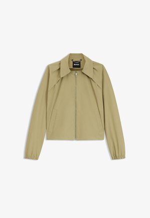 Giacca marrone chiaro con zip, colletto appuntito, maniche lunghe con polsini elastici e due tasche frontali, con etichetta "BOSS" all'interno.