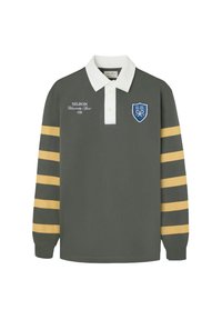 Polo verde de manga larga con cuello blanco, rayas amarillas y gris oscuro en las mangas, logo bordado y detalles en texto.