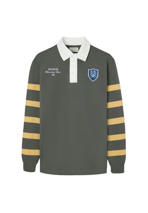 Polo verde de manga larga con cuello blanco, rayas amarillas y gris oscuro en las mangas, logo bordado y detalles en texto.