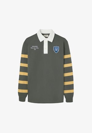 Polo verde de manga larga con cuello blanco, rayas amarillas y gris oscuro en las mangas, logo bordado y detalles en texto.
