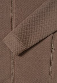 Giacca zip-up marrone con texture a diamante, dotata di zip frontale e dettagli a manica aderente.