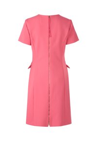 Kurzes pinkes Kleid mit kurzen Ärmeln, das einen zentralen Reißverschluss hinten, ein strukturiertes Design und dezente seitliche Taschen bietet.
