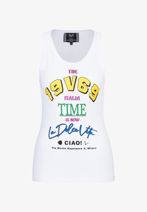 Witte mouwloze tanktop met kleurrijke tekst waarop staat "THE 19V69 ITALIA TIME IS NOW La Dolce Vita CIAO!" en daaronder een adres in Milaan.