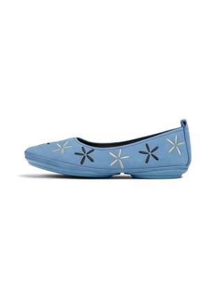 Ballerines en cuir bleu avec broderies florales en noir et crème. Bout rond et semelle souple et flexible pour le confort.
