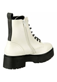 Stivale da combattimento bianco in pelle con suola nera, lacci neri, zip laterale e pull tab nera sul tallone con il nome del marchio in rilievo.