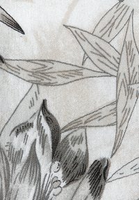 Stoff mit floralem Muster in Beige und Grau, der strukturierte Blätter und Blütenblätter zeigt, mit feinen Linien und einer glatten Oberfläche.